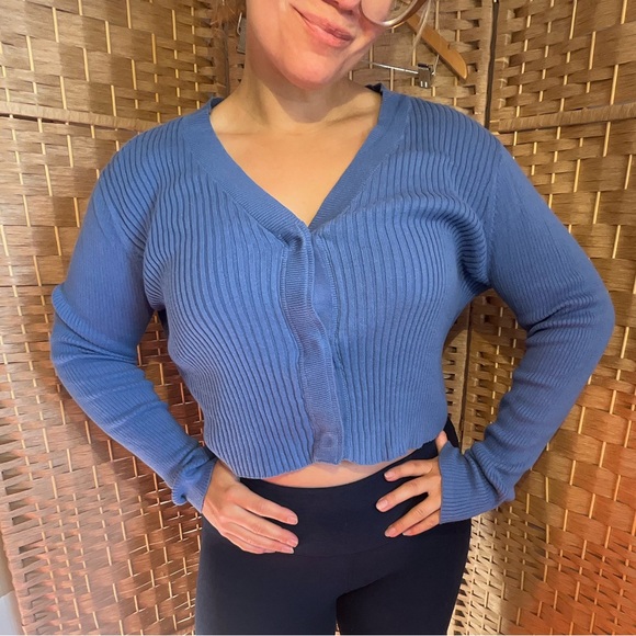 CAbi Sweaters - Cabi Cropped Snap Sweater